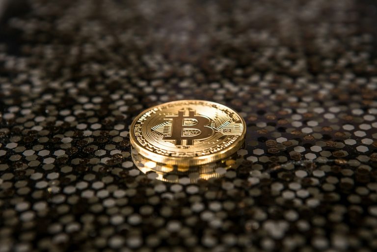 이더리움, 업그레이드 이후 달라지는 핵심 포인트 정리 1 gold-colored Bitcoin coin on ground